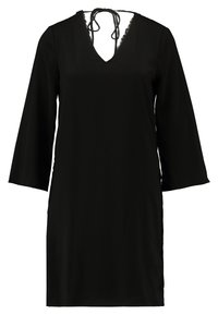 Robe noire avec un décolleté en V et une bordure en dentelle, présentant des manches trois-quarts et une fermeture à nouer dans le dos. Tissu lisse et longueur au genou.