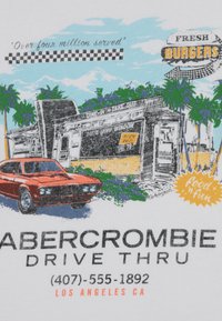 Ρετρό γραφικό με ένα κόκκινο αυτοκίνητο μπροστά από ένα παλιό εστιατόριο με παράδοση στο αυτοκίνητο. Το κείμενο περιλαμβάνει «Abercrombie Drive Thru» και «Φρέσκα Μπέργκερ». Πολύχρωμοι φοίνικες και βουνά στο φόντο.
