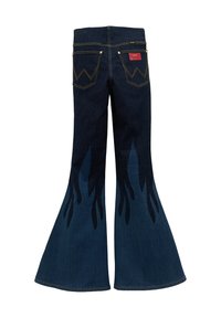 Σκούρα μπλε καμπάνα τζιν με μοτίβα φλόγας στα πόδια, πίσω τσέπες με κίτρινο ράψιμο και κόκκινη ετικέτα μάρκας στην δεξιά τσέπη.