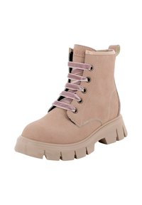 Stivale alla caviglia in suede beige con suola in gomma spessa, lacci rosa a contrasto e occhielli in argento. Presenta dettagli di cucitura sui lati.