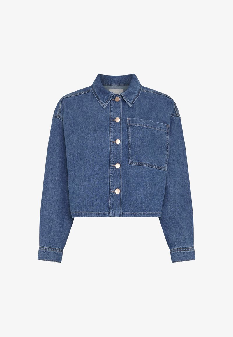 Μπλε cropped denim μπουφάν με μακριά μανίκια, κλείσιμο με κουμπιά μπροστά, μυτερό γιακά και μία τσέπη στο στήθος αριστερά.