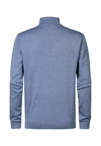 Lichtblauw gebreid sweater met een hoge kraag, lange mouwen en geribde manchetten en onderrand. Gladde textuur en aansluitend ontwerp.
