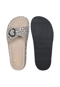 Leopardo print slide sandalen met een zwarte hartvormige gesp, bovenkant van suede, schuimzool en een gestructureerde zwarte rubberen buitenzool.
