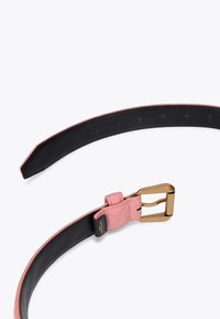 Cintura in pelle con corpo nero e bordi rosa. Presenta una fibbia in metallo dorato e dettagli di cucitura. Ha multiple aperture per la regolazione della misura.