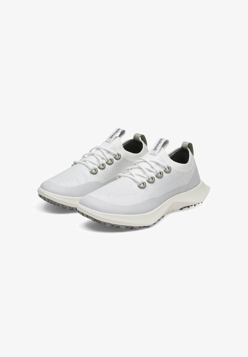 Weiße Sportschuhe mit einem atmungsaktiven Strickobermaterial, hellgrauen Akzenten und elastischen Schnürsenkeln. Verfügt über eine gepolsterte, strukturierte Sohle für besseren Halt.