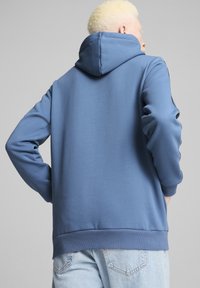 Puma ESS TAPE MINIMAL - Felpa con cappuccio - blue horizon
