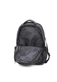 Zaino nero con un esterno liscio e resistente, chiusura con zip, un singolo scomparto e fodera interna con logo impresso.
