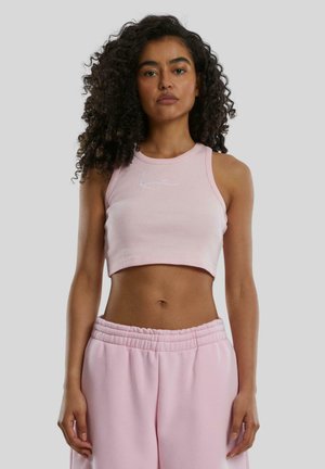 Débardeur court rose clair en matière côtelée, avec un col rond et un subtil détail brodé à l'avant. Assorti à un pantalon.