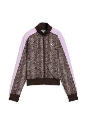 Veste zippée à motif peau de serpent marron et beige avec manches violet clair, col, poignets et ceinture marron foncé.