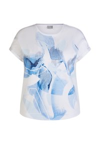 Weißes T-Shirt mit kurzen Ärmeln, das ein blaues abstraktes Muster in verschiedenen Blautönen und gepunkteten Akzenten auf der Vorderseite zeigt. Weicher Stoff.