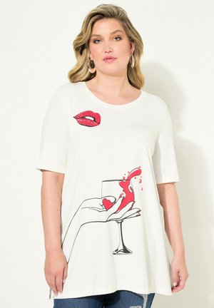 Hvid t-shirt med grafik af røde læber og en hånd, der holder et glas med flydende væske. Korte ærmer, rund halsudskæring og løs pasform.