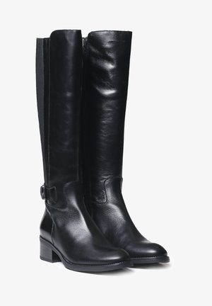 Stivali in pelle nera al ginocchio con una texture liscia, cerniera laterale e tacco a blocco basso. Include una fibbia decorativa sul risvolto.