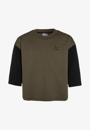 Felpa corta a maniche corte, corpo verde oliva con maniche nere, colletto a costine, presenta logo Puma ricamato in nero.