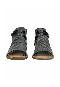Sandalias de tela en negro y gris con la punta abierta, con dos correas negras en la parte superior y una suela de goma color marrón claro.