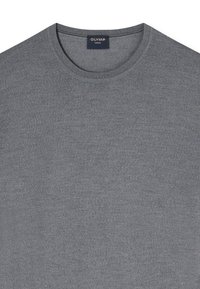 Grijze sweater met ronde hals en fijne gebreide textuur, met het label "OLYMP CASUAL" aan de binnenkant van de kraag.