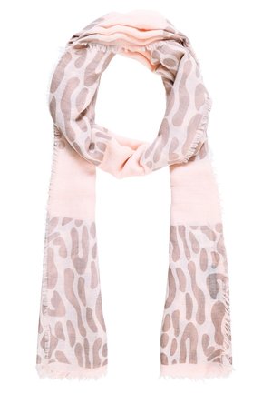 Lichtroze sjaal met een onregelmatig beige dierenprintpatroon, losgevouwen met franjes aan de randen op een witte achtergrond.