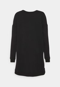 Černé šaty v sweatshirtovém stylu s dlouhými rukávy, kulatým výstřihem, vroubkovanými manžetami a mírně zakulaceným lemem. Vyrobeno z měkké, texturované látky.