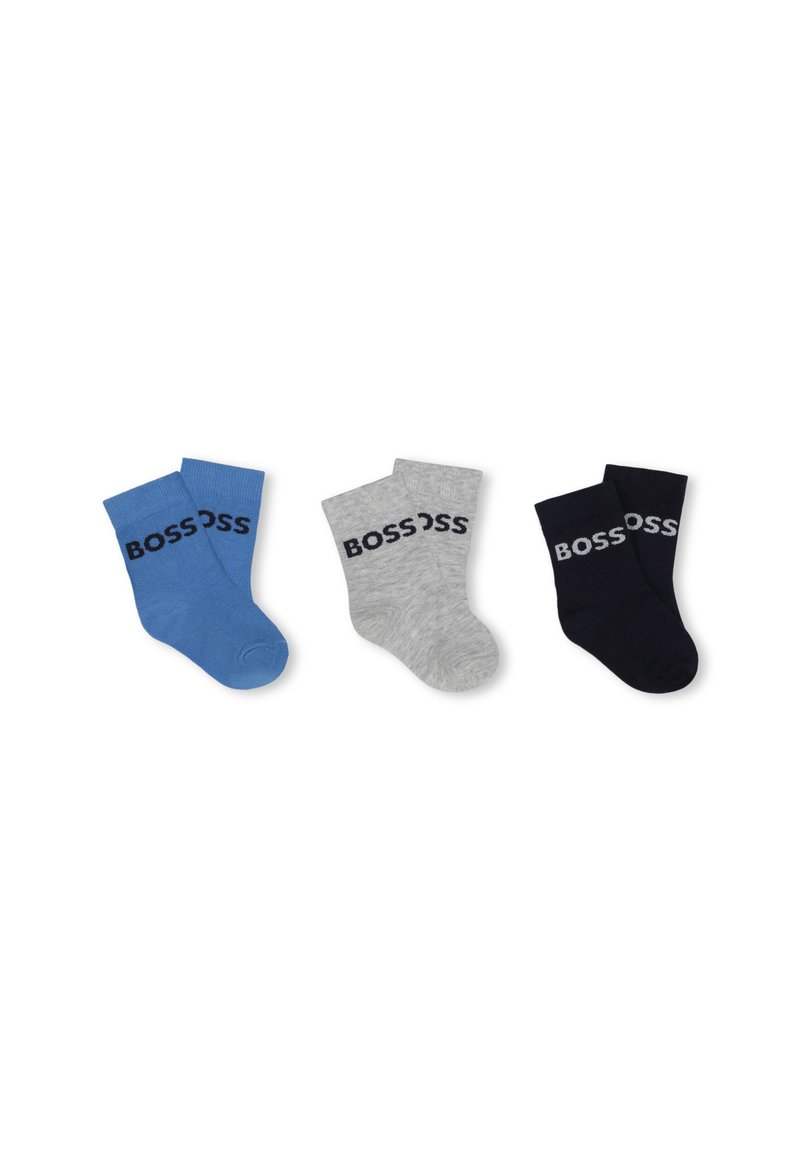 Trois paires de chaussettes en bleu, gris et marine, affichant le mot "BOSS" en noir sur la partie supérieure.