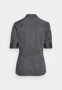 Czarna, krótki rękaw, strukturalna koszula z kołnierzykiem, tylnym yoke i podwiniętymi rękawami zabezpieczonymi guzikami. Wykonana z teksturowanej tkaniny.
