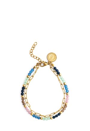 Pulsera de oro con cuentas mixtas en azul, verde, rosa y marrón, con un diseño de cadena y un cierre redondo marcado con una nota musical.