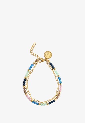 Zlatna narukvica s miješanim perlicama u plavoj, zelenoj, ružičastoj i smeđoj boji, s dizajnom lanca i okruglom kopčom označenom glazbenom notom.