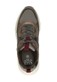 Bruine sneaker met mesh en leren materialen, getextureerde accenten, zwarte veters, rode tab en een contrasterende witte zool.