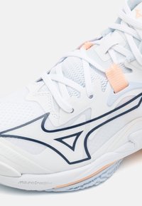 Mizuno WAVE LIGHTNING Z8 - Volleyballsko - white/halogenblue/peachparfait