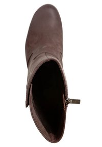 Bota de cuero marrón hasta el tobillo con punta redondeada, textura suave y cremallera lateral. Interior forrado con material suave, sin adornos adicionales.