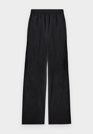 Čierne nohavice s širokými nohavicami a elastickým pásom, vyrobené z ľahkej látky, zobrazené na svetlom pozadí.