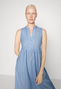 ONLY Tall ONLANNA BUTTON DRESS BELOW KNEE  - Vestido camiseiro - cloud dancer/light denim blue