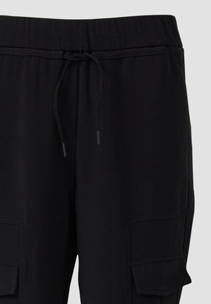 Mustad mustad püksid elastse vöökoha ja nööriga, millel on kaks küljetaskut. Valmistatud kergest ja siledast kangast.