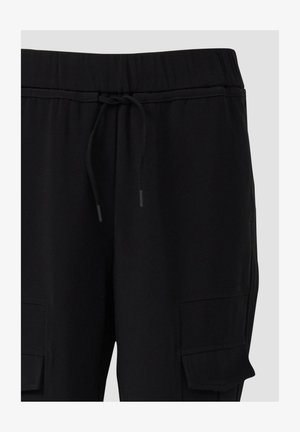 Schwarze Jogginghose mit elastischem Bund, Kordelzug und zwei seitlichen Cargotaschen. Weicher, glatter Stoff mit legerer Passform.