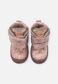 Bottes en cuir rose avec des bandes velcro, finition texturée et doublure intérieure douce. Bout rond et semelle en caoutchouc pour plus de durabilité.