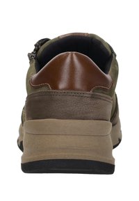 Bruine en olijfgroene casual sneaker met een gewatteerde kraag, zichtbare stiksels en een dikke beige zool, gezien vanaf de achterkant.