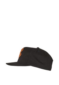 Casquette noire à visière plate avec motif brodé orange sur le panneau avant, vue latérale visible avec œillets d'aération et couronne structurée.