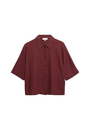 Koszula z krótkim rękawem na guziki w ciemnym bordowym kolorze, z szerokim kołnierzem i luźnym krojem, pokazana na białym tle.