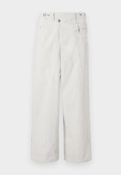 Weiße weit geschnittene Hose aus strukturiertem Stoff mit einem abgenutzten Muster. Verfügt über einen doppelten Knopfverschluss und seitliche Taschen.