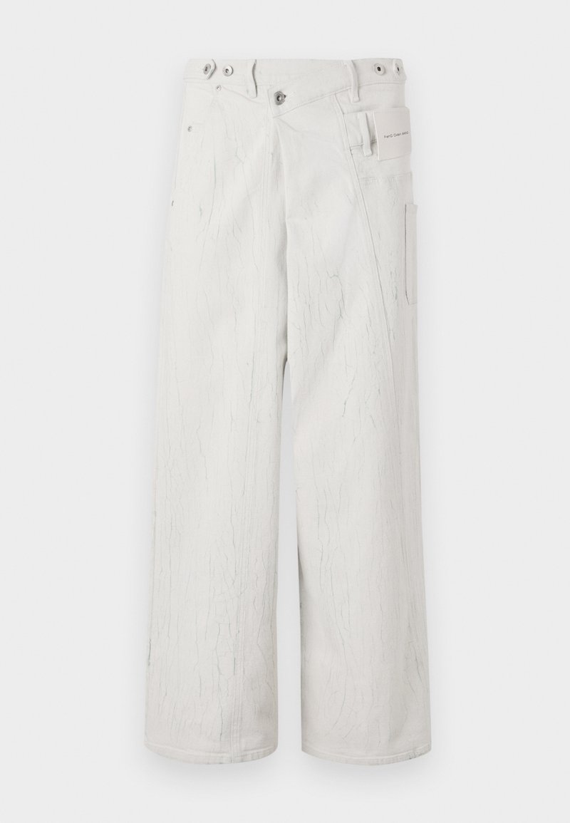 Pantalones anchos blancos de tela texturizada con un patrón desgastado. Presentan un cierre de doble botón y bolsillos laterales.