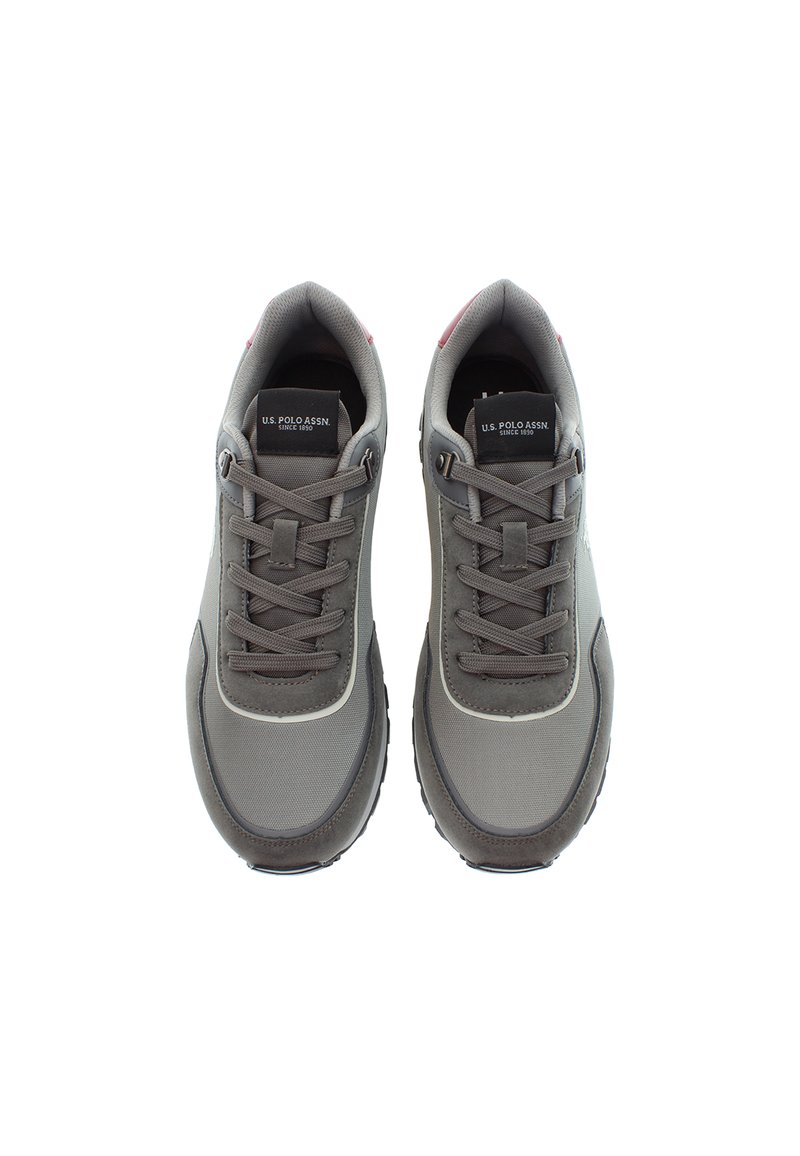 Sneakers grigi U.S. Polo Assn. con lacci, etichetta nera con marchio sulla linguetta, e suole in gomma, mostrati dall'alto su sfondo bianco.