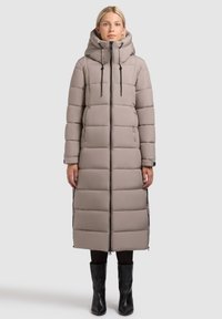 Lichtbeige lange donsjas met capuchon, voorzien van verticale doorgestikte panelen, ritssluitingen aan de voorkant en verstelbare trekkoorden.