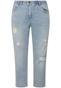 Jeans de mezclilla azul claro con un corte relajado, que presentan varios acentos rasgados y bordes deshilachados, elaborados con tela de denim.