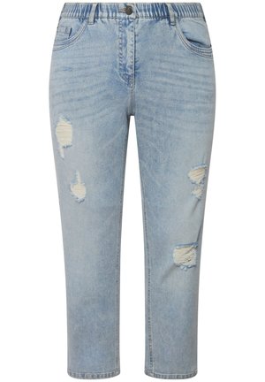 Vaaleansiniset kulutetut farkut rennolla leikkauksella, joissa on useita repaleisia yksityiskohtia ja hapsutetut reunat, valmistettu farkkukankaasta.