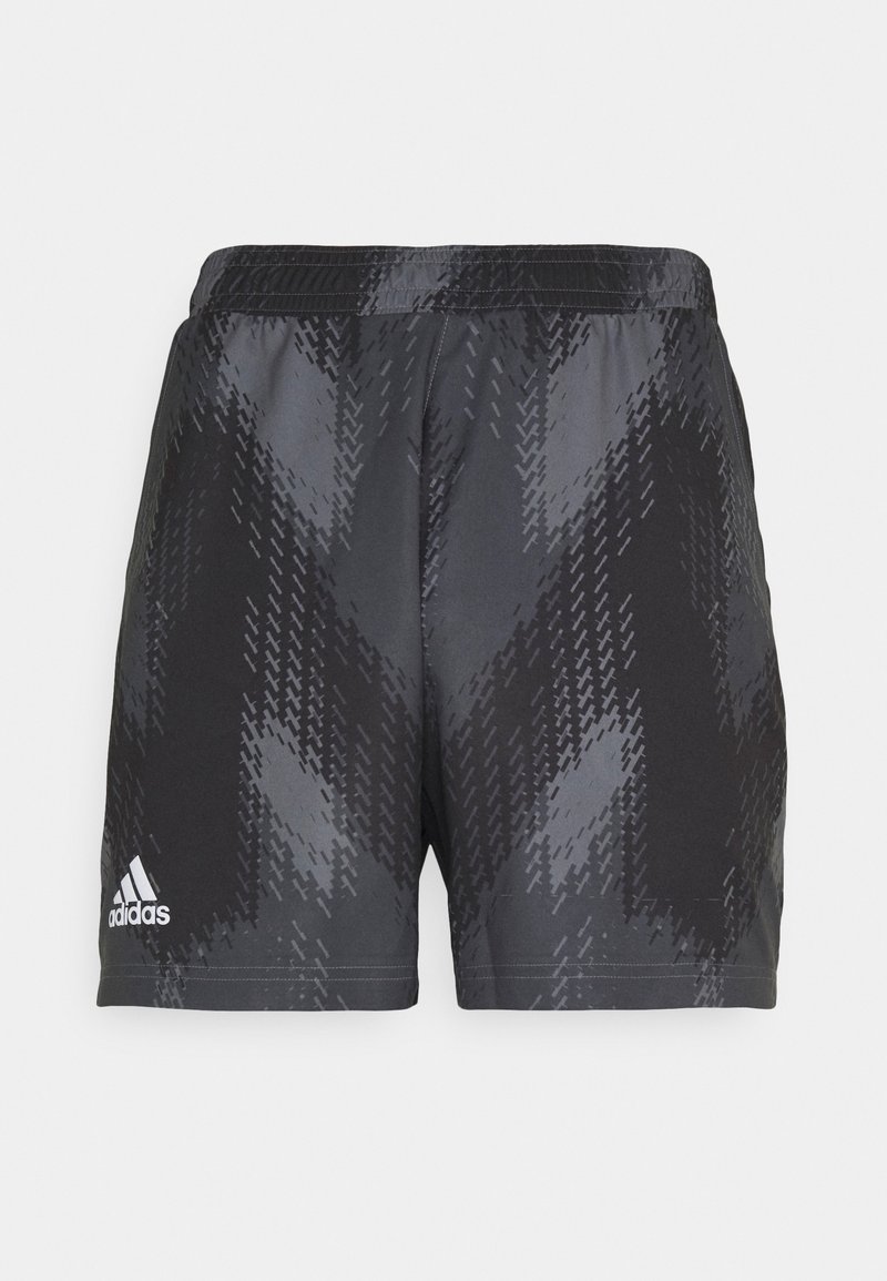 Czarne sportowe szorty z geometrycznym wzorem, charakteryzujące się fakturowanym wykończeniem i elastycznym pasem, ozdobione białym logo po lewej stronie.