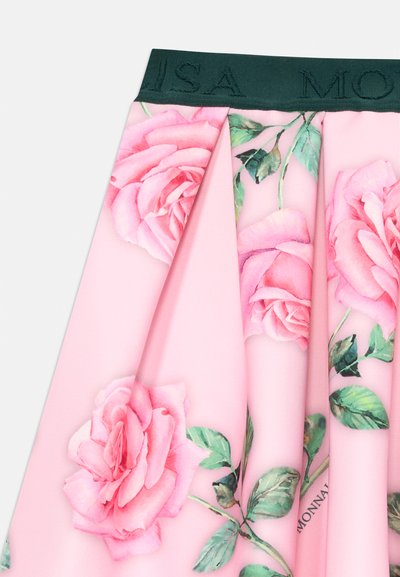Rosa plissierte Rock mit floralem Druck großer Rosen und grüner Blätter. Der Bund ist dunkelgrün mit geprägtem Text.