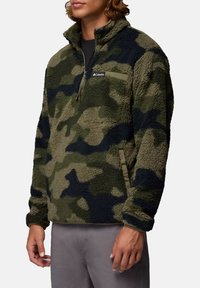 Pullover in pile con un motivo camouflage verde e blu navy, zip frontale a metà, tasca sul petto con logo del brand, esterno testurizzato.