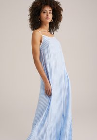 Heledu sinine maksimekk valgete vertikaalsete triipudega, ilma varrukateta disain, voolav tekstuur ja mugav siluett.