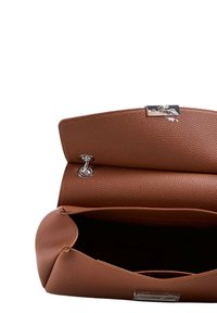 Borsa a tracolla in pelle marrone con chiusura magnetica argento e interno liscio; il design aperto rivela un ampio scomparto principale.