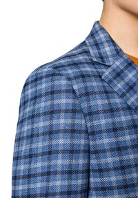 Niebieski marynarka w kratę w różnych odcieniach, wykonana z teksturowanej tkaniny, z klapami typu notch i usztywnionymi ramionami. Akcenty to ciemnoniebieskie i białe kratki.