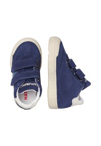Scarpe blu scamosciate per bambini con due fasce in velcro, suole in gomma e dettagli bianchi nelle aree del tallone e delle punte. Presentano un design della punta arrotondata.