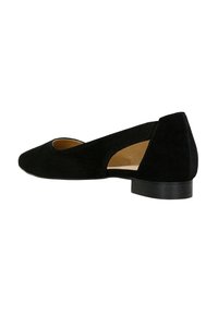 Czarne zamszowe baleriny na niskim obcasie, z owalnym noskiem i wycięciami po bokach, beżowe wnętrze i solidny czarny obcas.